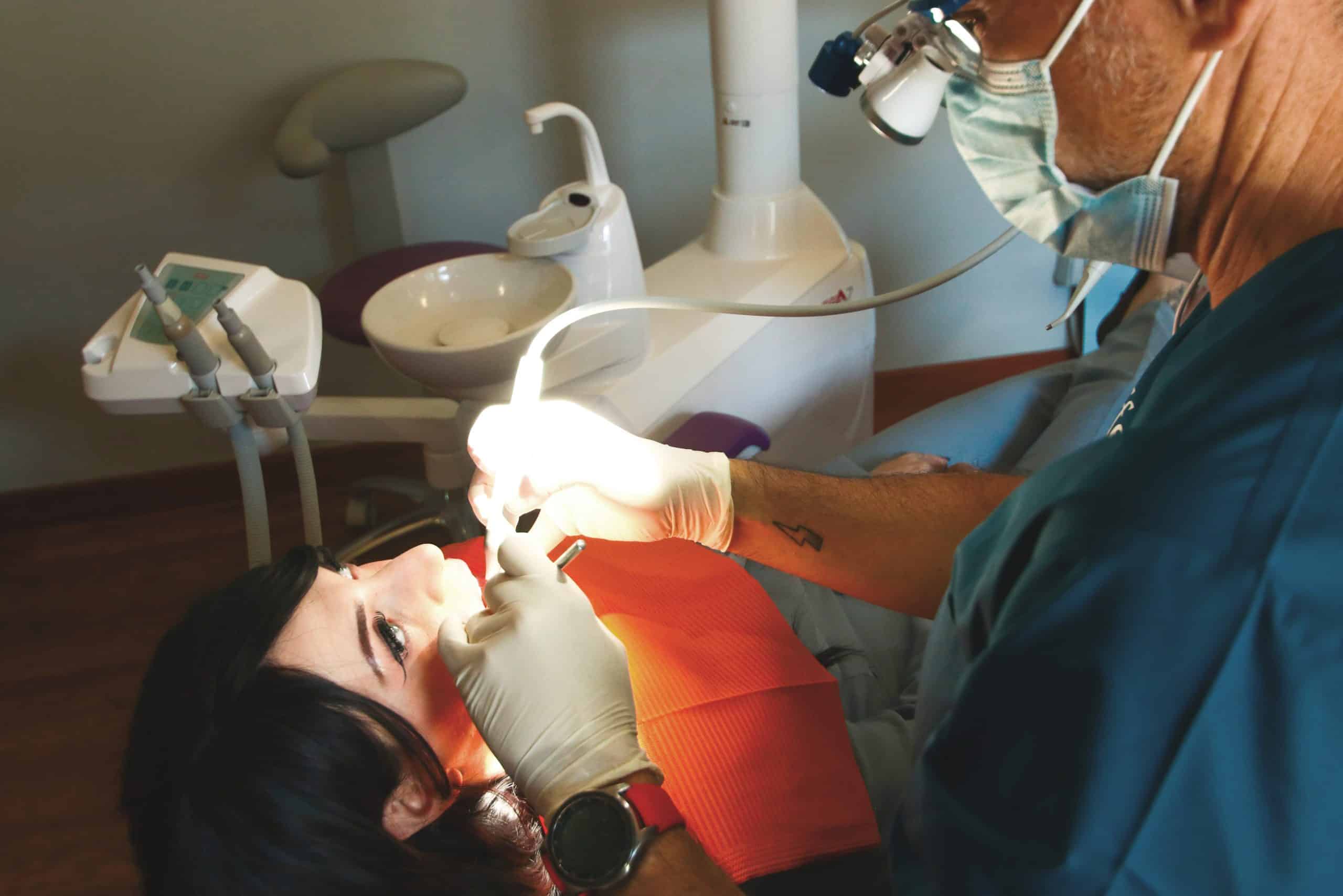 Dentista cura paziente in uno studio odontoiatrico.