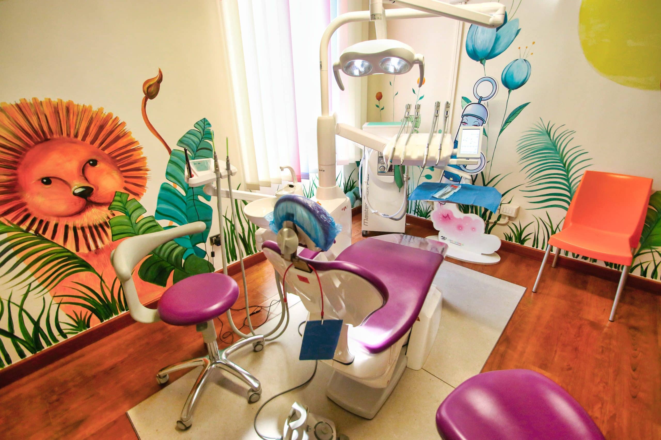 Studio dentistico colorato con murale di leone.