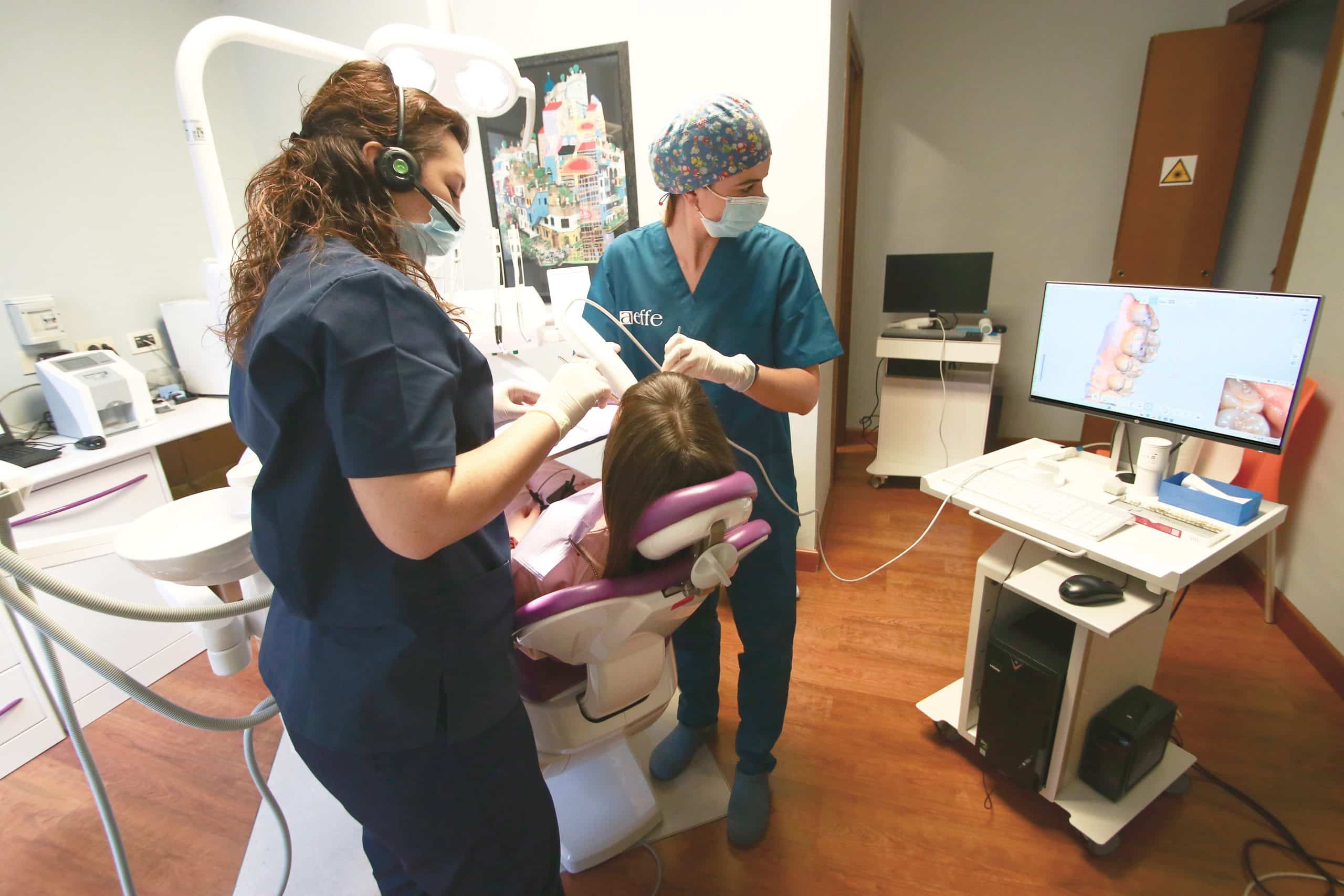 Dentisti al lavoro su un paziente in studio dentistico.