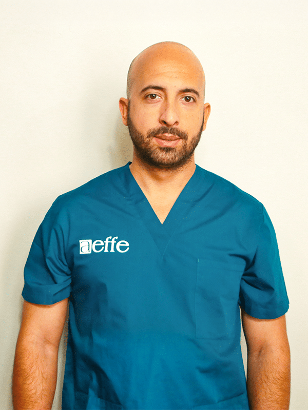 Uomo in divisa medica blu con logo "aeffe".