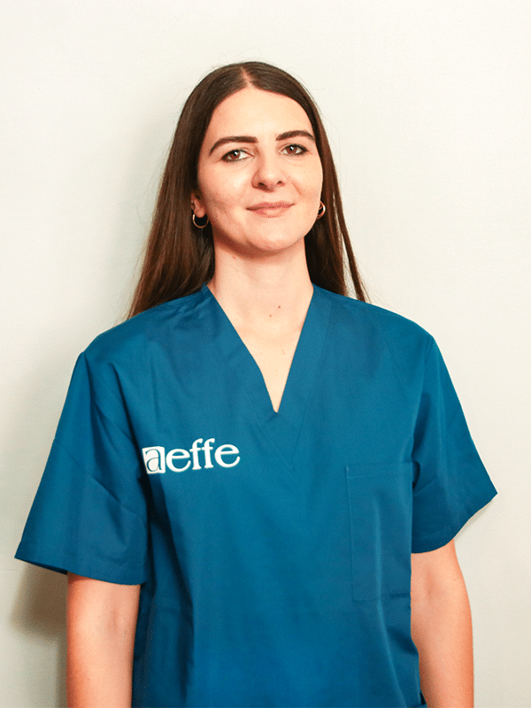 Donna in uniforme medica blu con logo "aeffe".